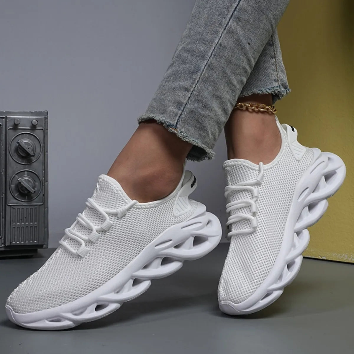 Men's sports shoes Solid color casual comfort mesh lace-up flat light vulcanized walking shoes boys running shoes