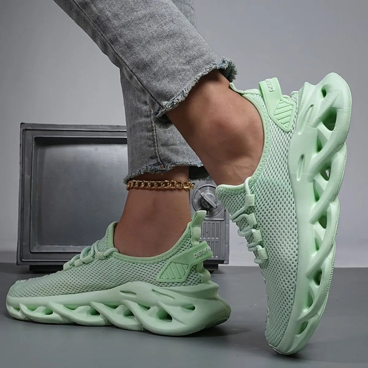 Men's sports shoes Solid color casual comfort mesh lace-up flat light vulcanized walking shoes boys running shoes