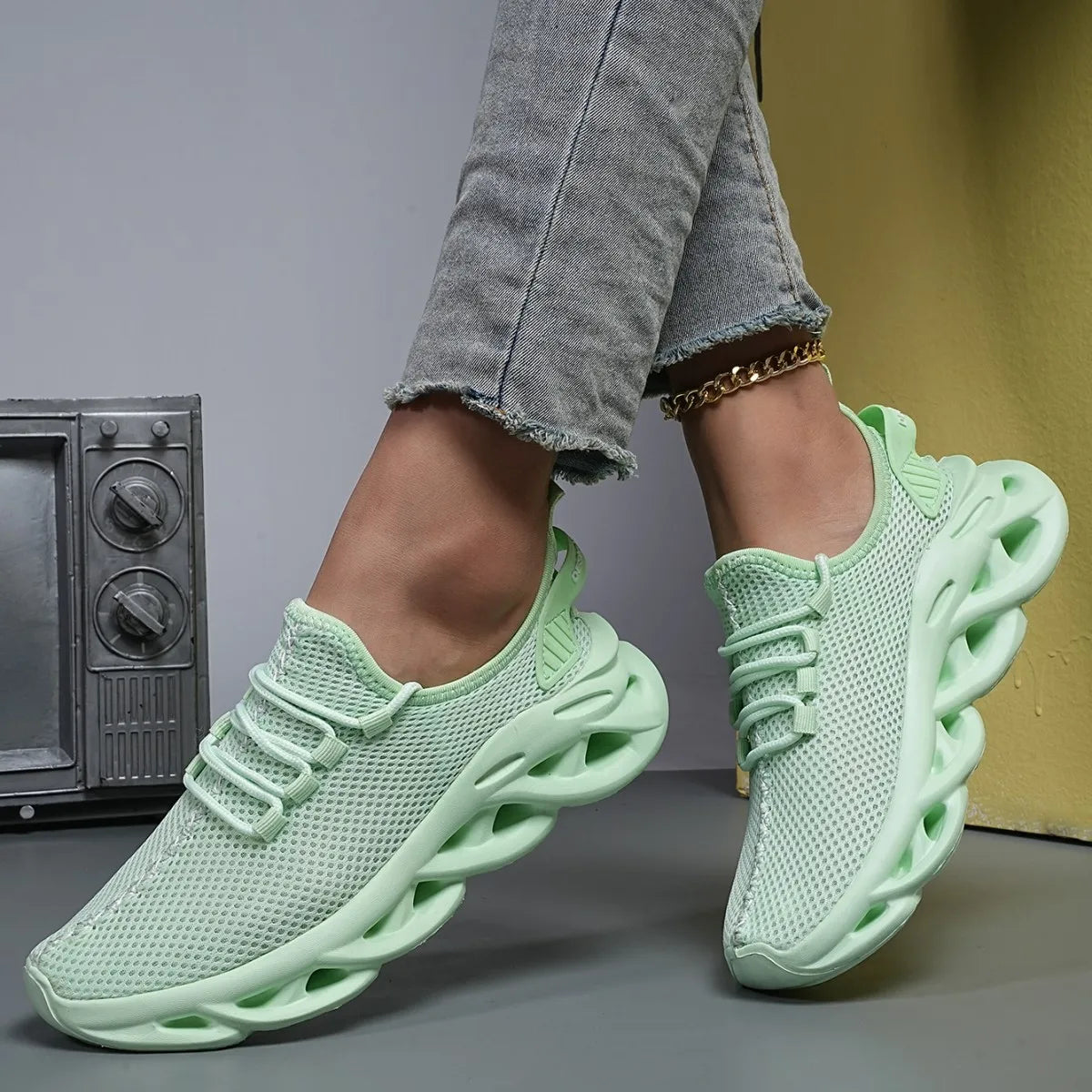 Men's sports shoes Solid color casual comfort mesh lace-up flat light vulcanized walking shoes boys running shoes
