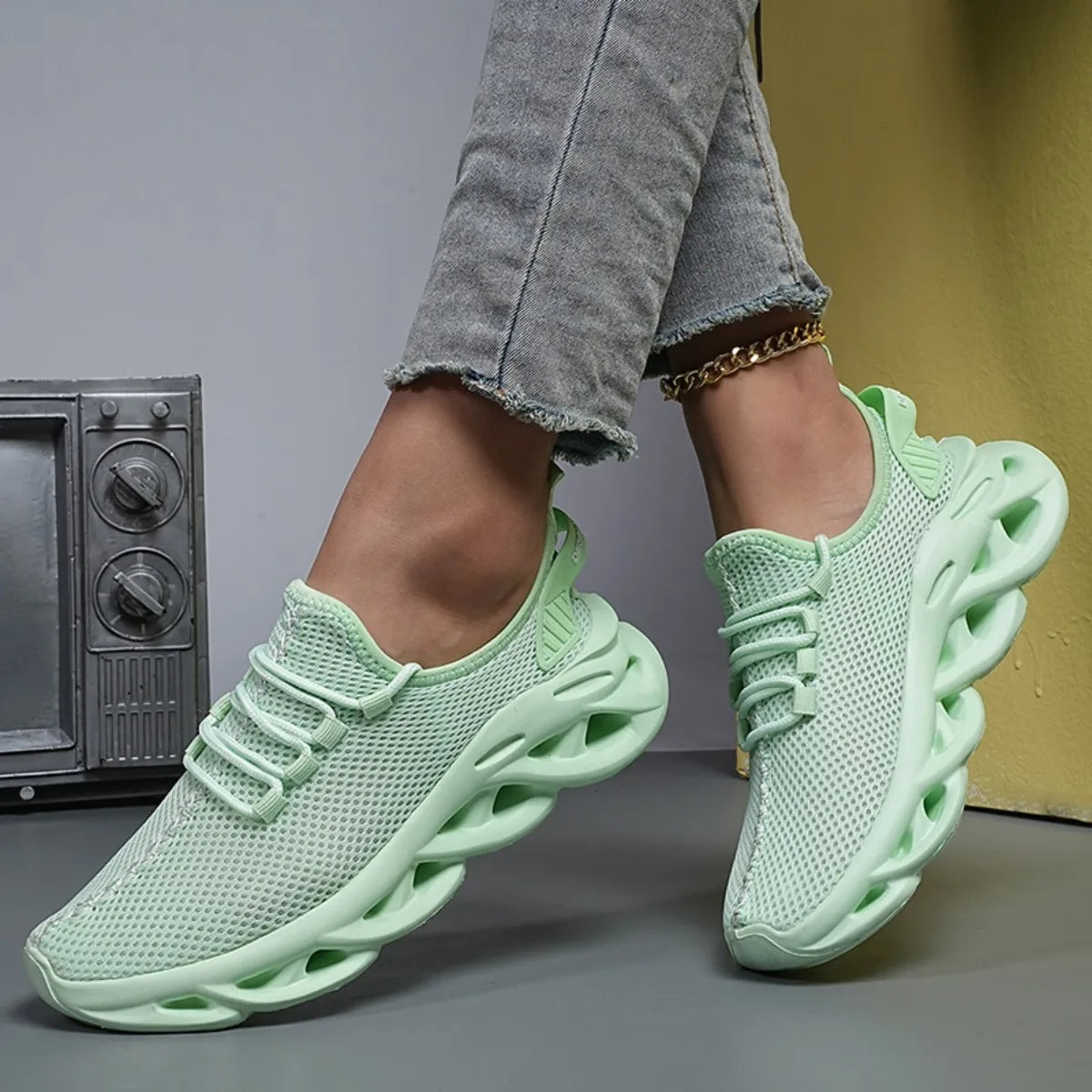 Men's sports shoes Solid color casual comfort mesh lace-up flat light vulcanized walking shoes boys running shoes