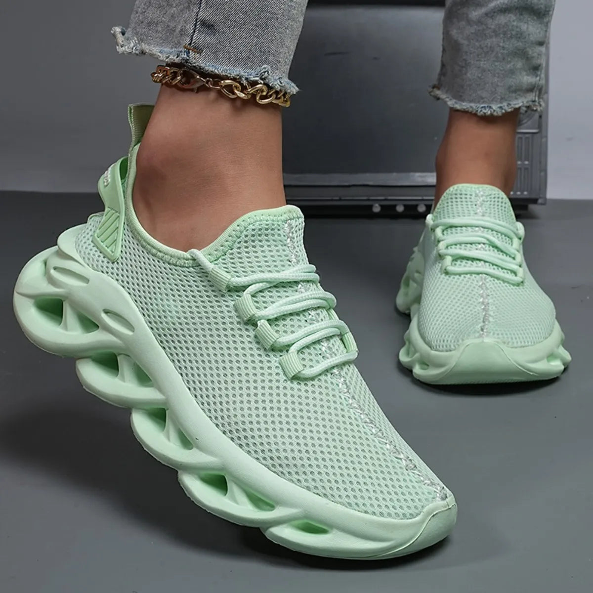 Men's sports shoes Solid color casual comfort mesh lace-up flat light vulcanized walking shoes boys running shoes