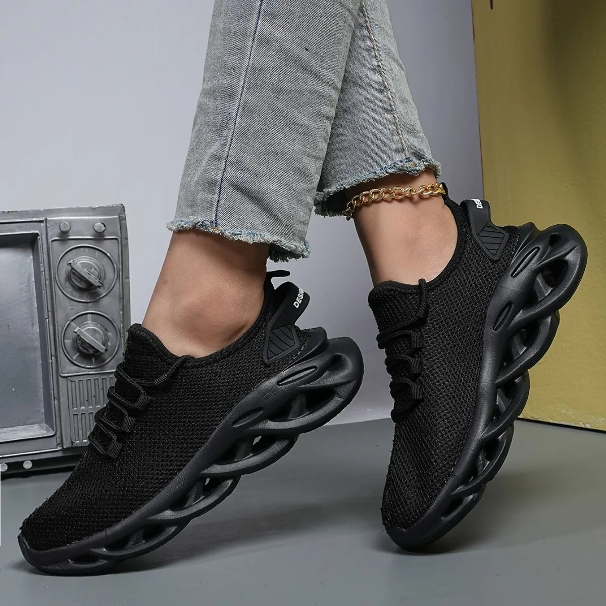Men's sports shoes Solid color casual comfort mesh lace-up flat light vulcanized walking shoes boys running shoes